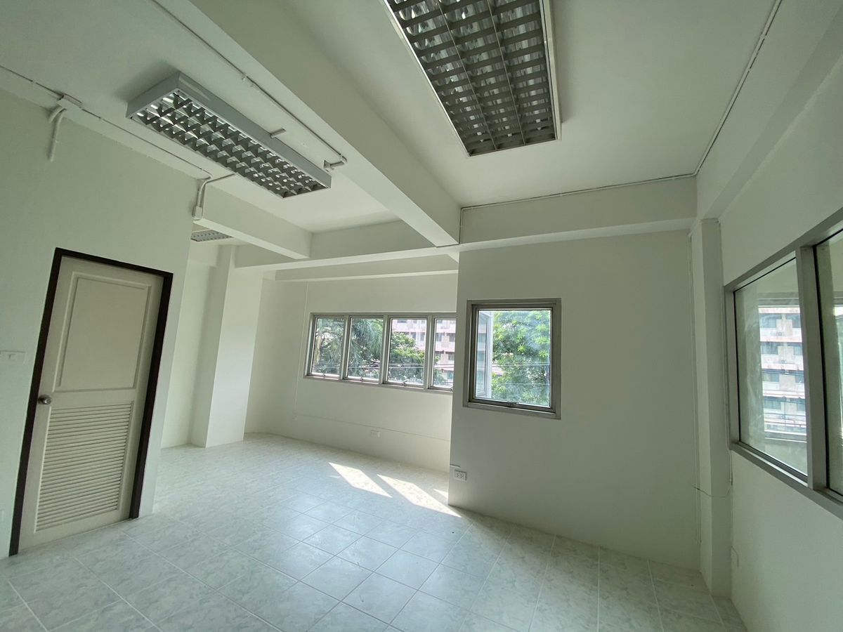 For SaleHome OfficeSathorn, Narathiwat : 💼 Sell with tenant til December 2028
4-Storey Home Office For Sale with Rooftop & Basement | Prime Yen Akat Location – Just 160m from Market Place | Ideal for All Business Types