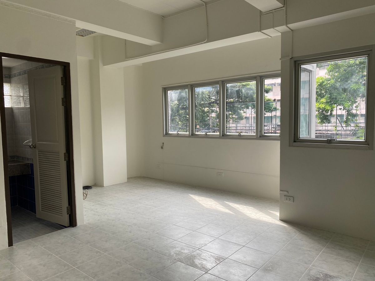 For SaleHome OfficeSathorn, Narathiwat : 💼 Sell with tenant til December 2028
4-Storey Home Office For Sale with Rooftop & Basement | Prime Yen Akat Location – Just 160m from Market Place | Ideal for All Business Types