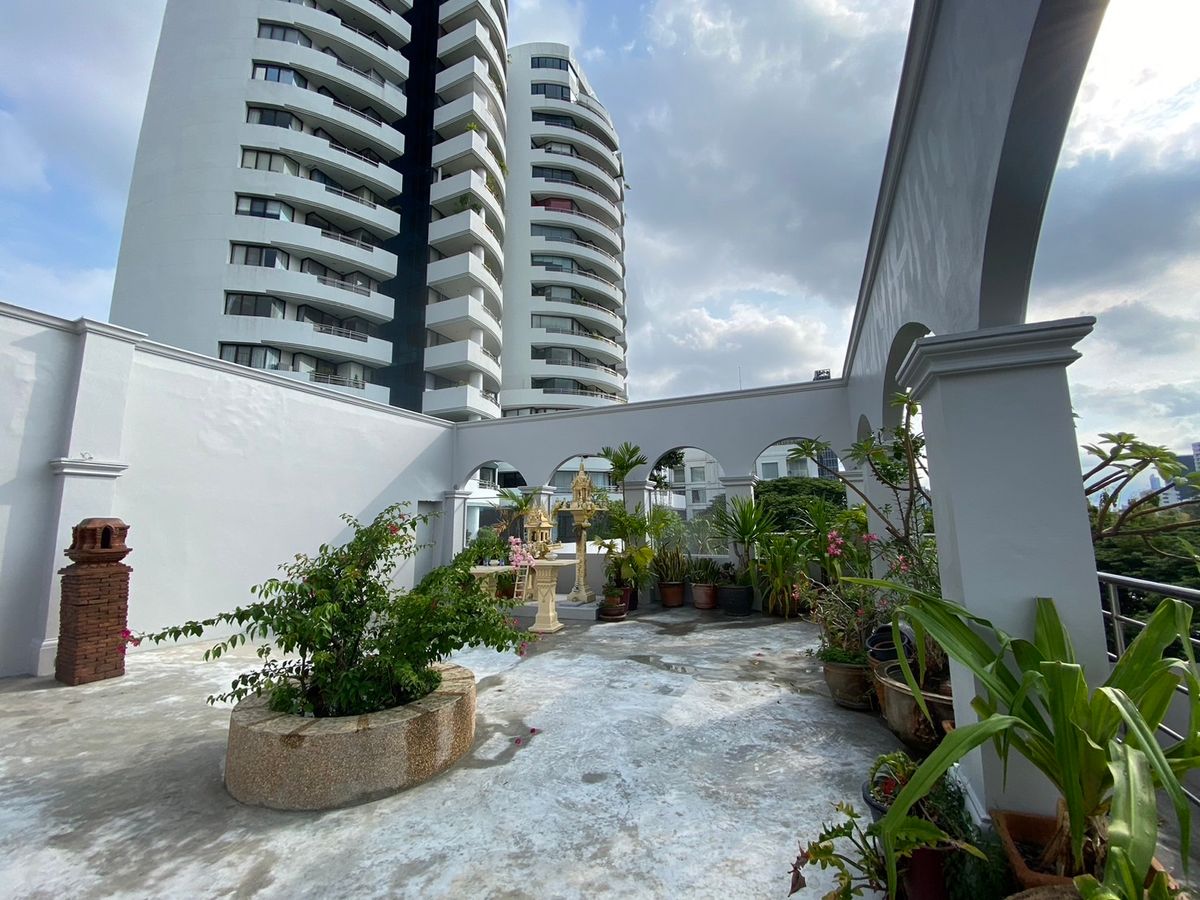 For SaleHome OfficeSathorn, Narathiwat : 💼 Sell with tenant til December 2028
4-Storey Home Office For Sale with Rooftop & Basement | Prime Yen Akat Location – Just 160m from Market Place | Ideal for All Business Types