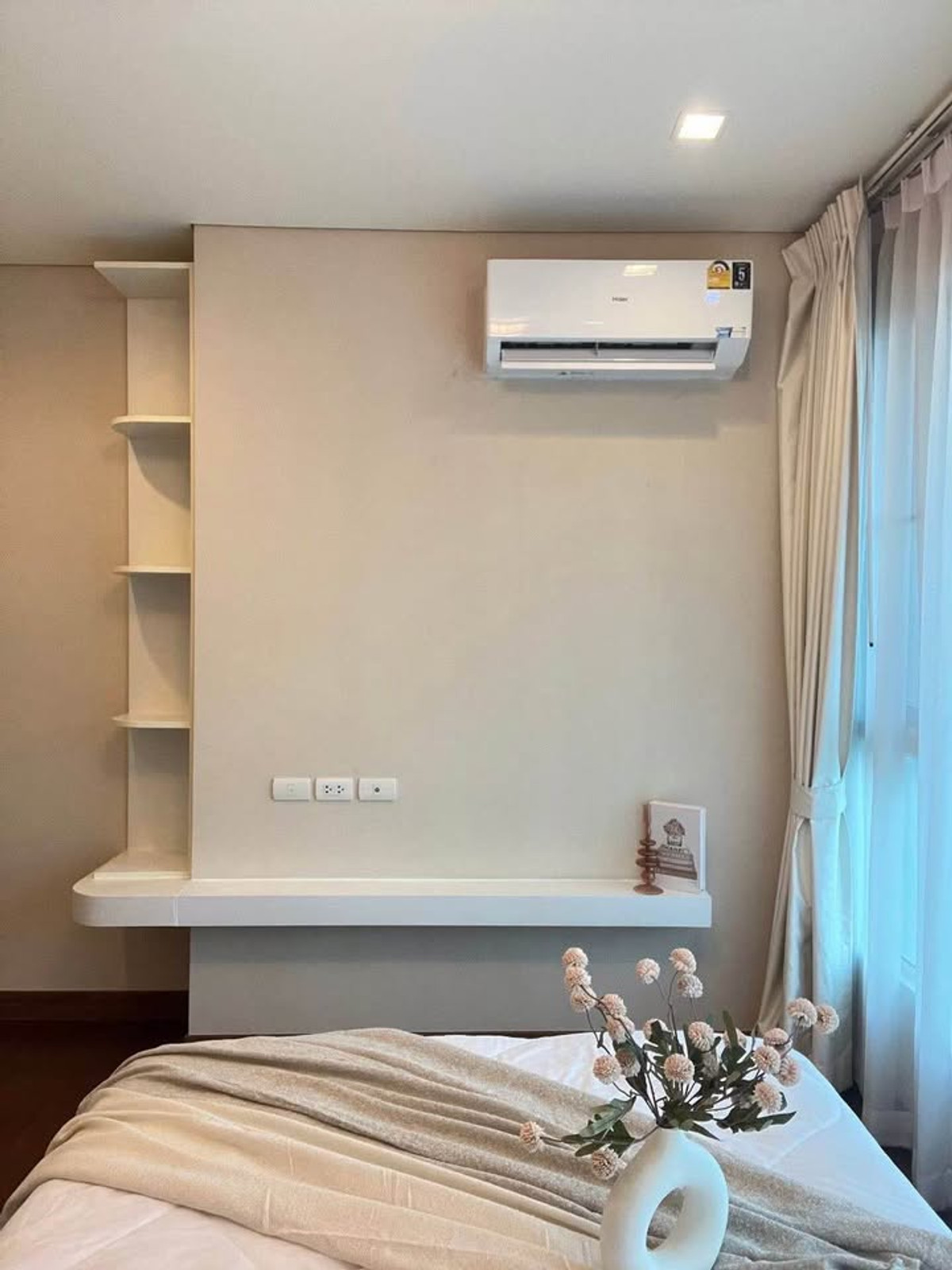 For RentCondoSukhumvit, Asoke, Thonglor : Ivy Thonglor - Sophisticated 2BR for rent with full Equipment & 2 parking spaces | pool view