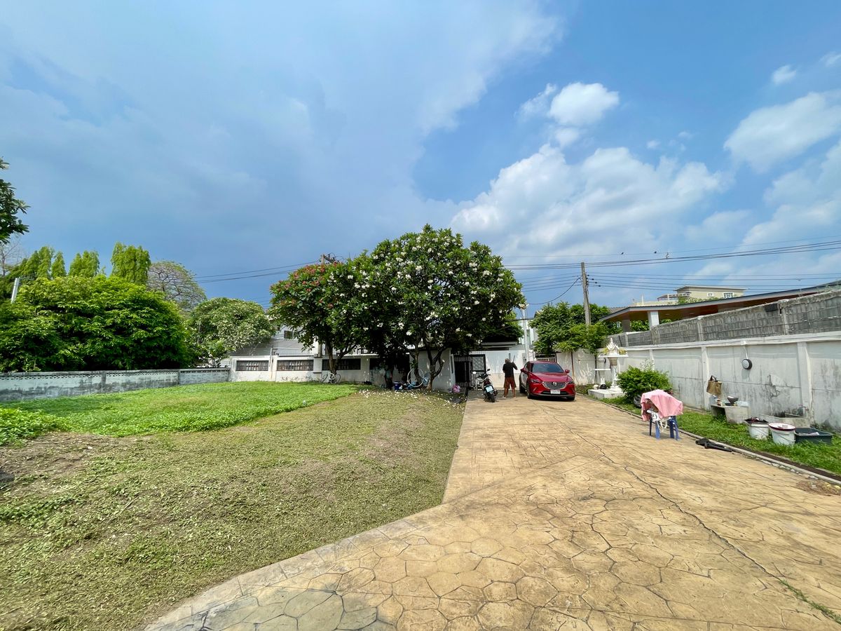 ขายบ้านเลียบทางด่วนรามอินทรา : ด่วนขายขาดทุน!! ที่ดินพร้อมสิ่งปลูกสร้าง 301 ตร.ว. ลาดพร้าว 71 ใกล้เลียบด่วน MRT ลาดพร้าว 71 