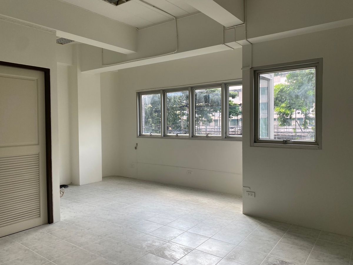 For SaleHome OfficeSathorn, Narathiwat : 💼 Sell with tenant til December 2028
4-Storey Home Office For Sale with Rooftop & Basement | Prime Yen Akat Location – Just 160m from Market Place | Ideal for All Business Types
