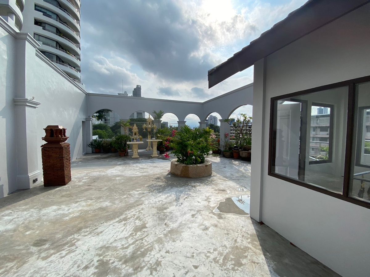 For SaleHome OfficeSathorn, Narathiwat : 💼 Sell with tenant til December 2028
4-Storey Home Office For Sale with Rooftop & Basement | Prime Yen Akat Location – Just 160m from Market Place | Ideal for All Business Types