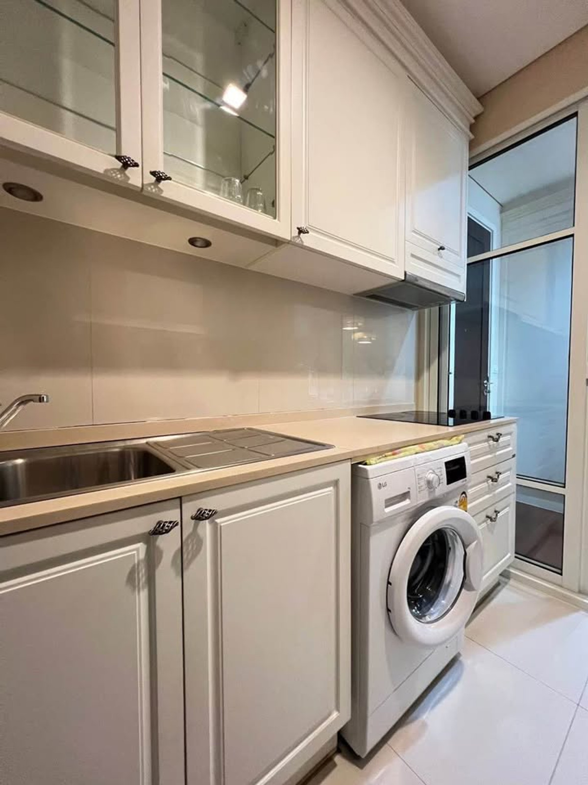 For RentCondoSukhumvit, Asoke, Thonglor : Ivy Thonglor - Sophisticated 2BR for rent with full Equipment & 2 parking spaces | pool view