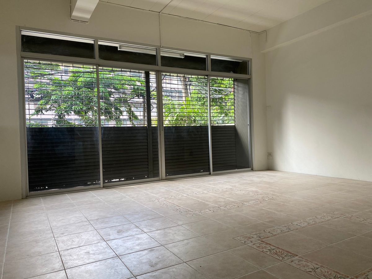 For SaleHome OfficeSathorn, Narathiwat : 💼 Sell with tenant til December 2028
4-Storey Home Office For Sale with Rooftop & Basement | Prime Yen Akat Location – Just 160m from Market Place | Ideal for All Business Types