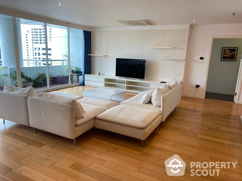 For RentCondoNana, North Nana,Sukhumvit13, Soi Nana : 3-BR Condo at Kallista Mansion near ARL Makkasan