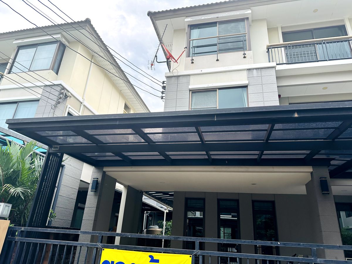 HousePattanakan, Srinakarin : Luxury 3-Storey Home for Sell  – Fully Furnished and Ready to Move In