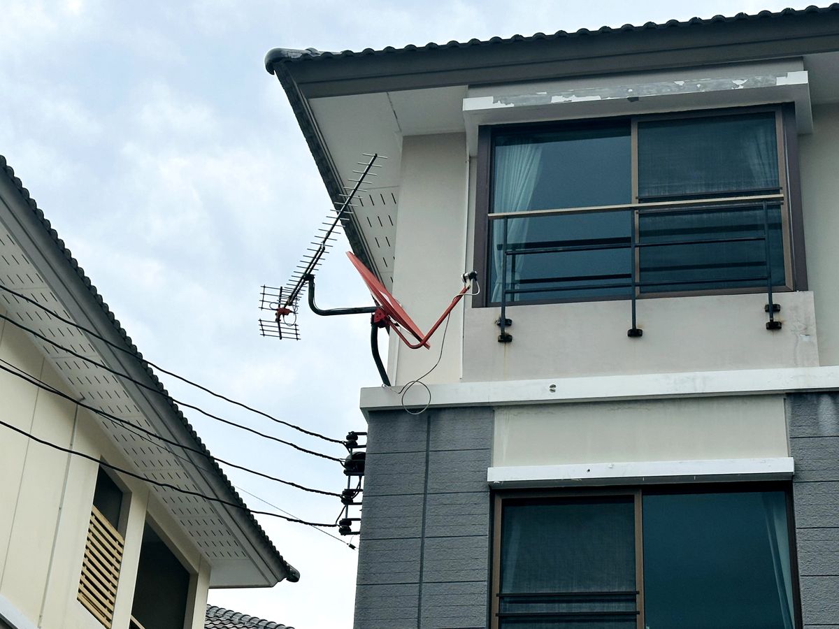 HousePattanakan, Srinakarin : Luxury 3-Storey Home for Sell  – Fully Furnished and Ready to Move In