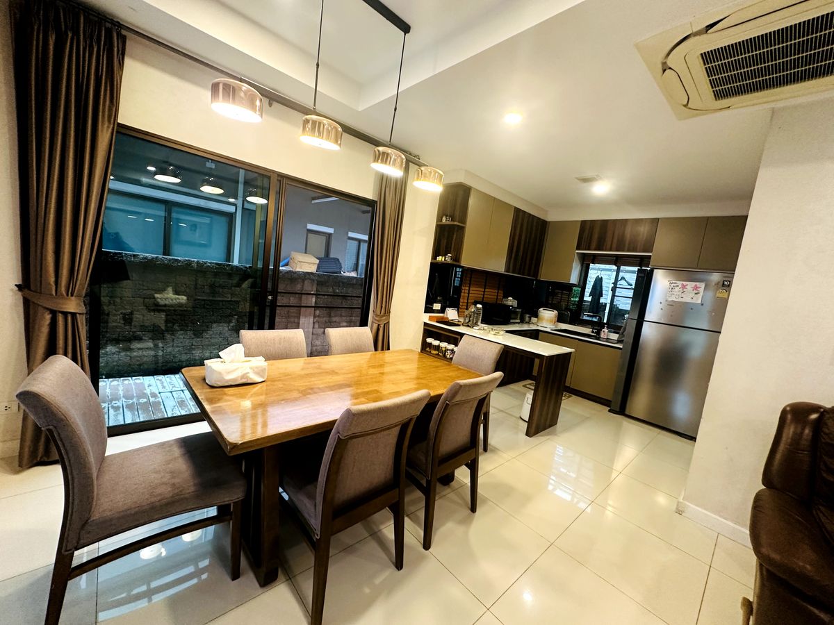 HousePattanakan, Srinakarin : Luxury 3-Storey Home for Sell  – Fully Furnished and Ready to Move In