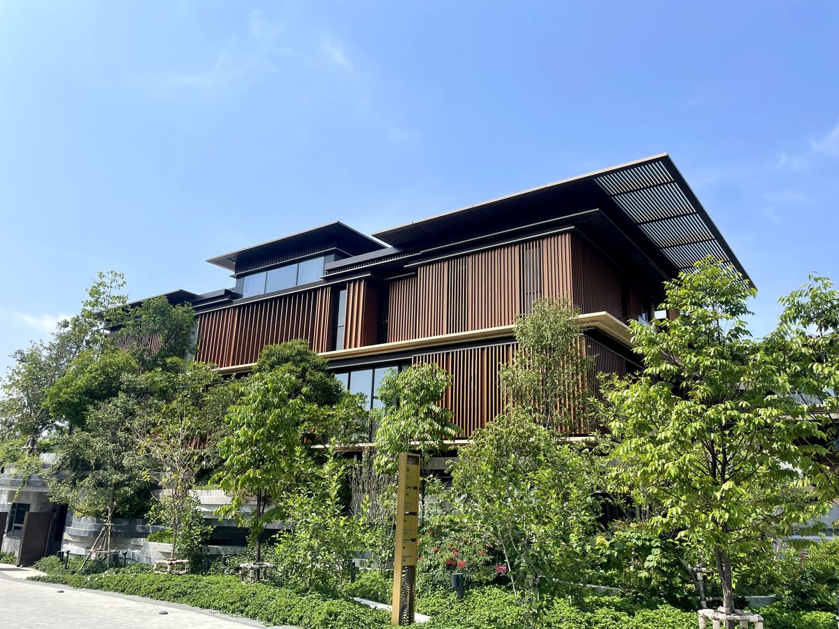 ขายบ้านบางนา แบริ่ง ลาซาล : Mulberry Grove Villa size M: 169.10 sqwah 1,246 sqm. 5bed 9toilets 245,000,000 Am: 0656199198