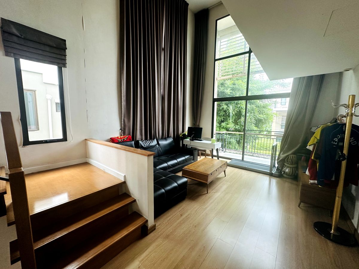 HousePattanakan, Srinakarin : Luxury 3-Storey Home for Sell  – Fully Furnished and Ready to Move In