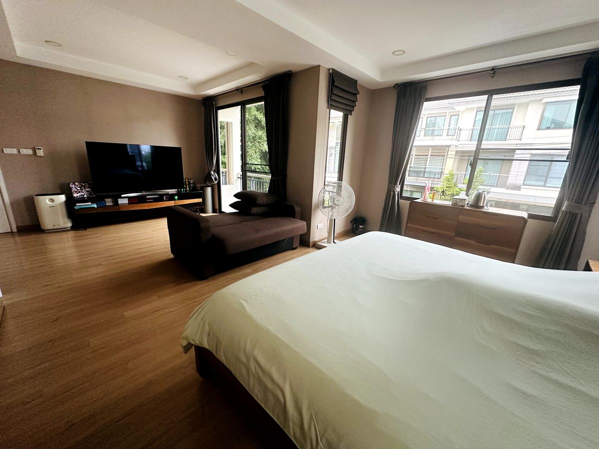 HousePattanakan, Srinakarin : Luxury 3-Storey Home for Sell  – Fully Furnished and Ready to Move In