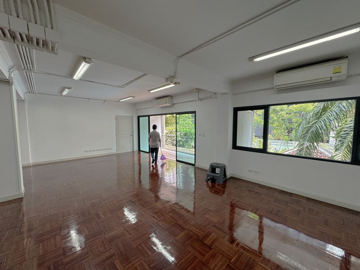 For RentRetail SpaceSukhumvit, Asoke, Thonglor : 📢 Renovated Space for Rent at Asoke. Walking to BTS & MRT only 5 minutes. Suitable for business ** NO CO-AGENT ** 