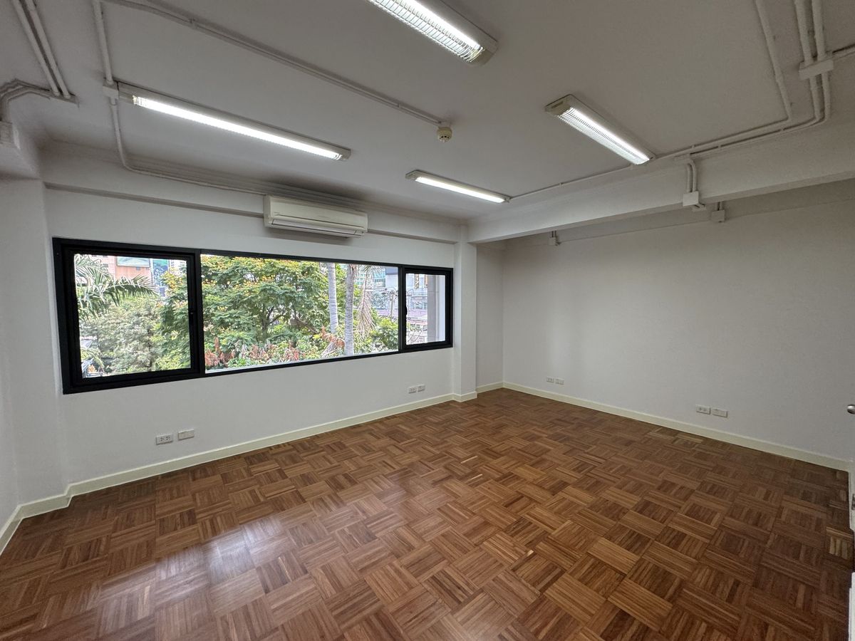 For RentRetail SpaceSukhumvit, Asoke, Thonglor : 📢 Renovated Space for Rent at Asoke. Walking to BTS & MRT only 5 minutes. Suitable for business ** NO CO-AGENT ** 