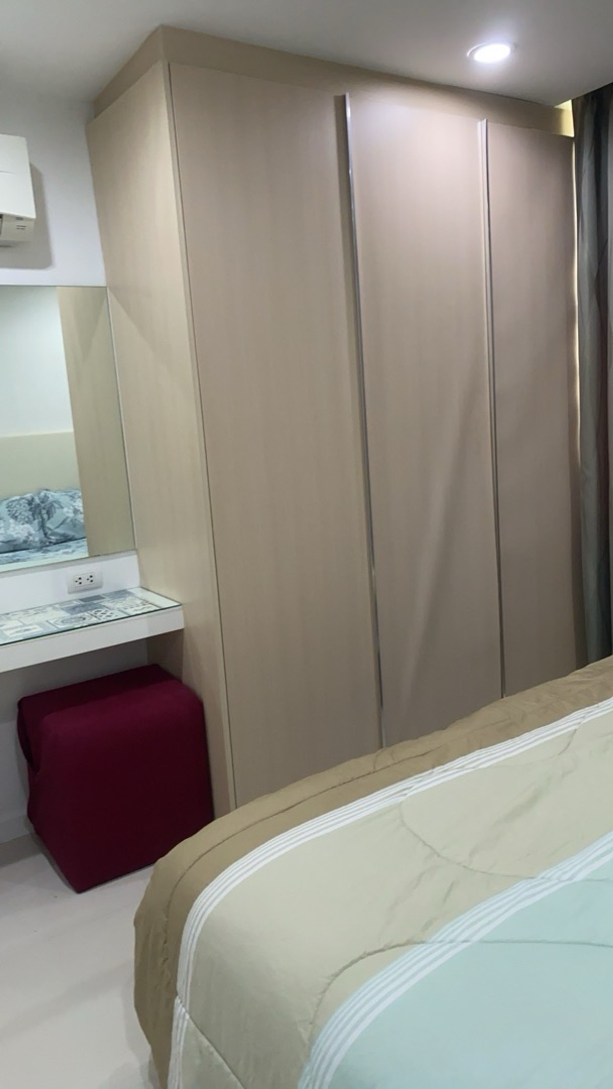 ให้เช่าคอนโดพัฒนาการ ศรีนครินทร์ : 📍Element Srinakari Condo ห้องมุม  ใกล้สระว่ายน้ำ 9,000.-/ด รับจอง ก่อนปิดดิว New ห้องพร้อมอยู่ อิลีเม้นท์ ศรีนครินทร์  ขนาด 37 ตร.ม. 1 น 1 น้ำ  ห้องสวยอยู่สบาย ติดต่อ ป้าแหม่ม ค่ะ Tel/Line:0992982923 