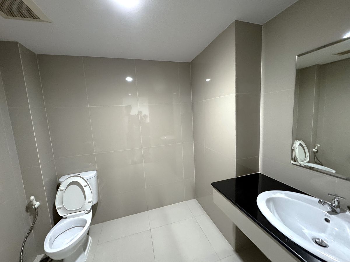 For RentRetail SpaceSukhumvit, Asoke, Thonglor : 📢 Renovated Space for Rent at Asoke. Walking to BTS & MRT only 5 minutes. Suitable for business ** NO CO-AGENT ** 