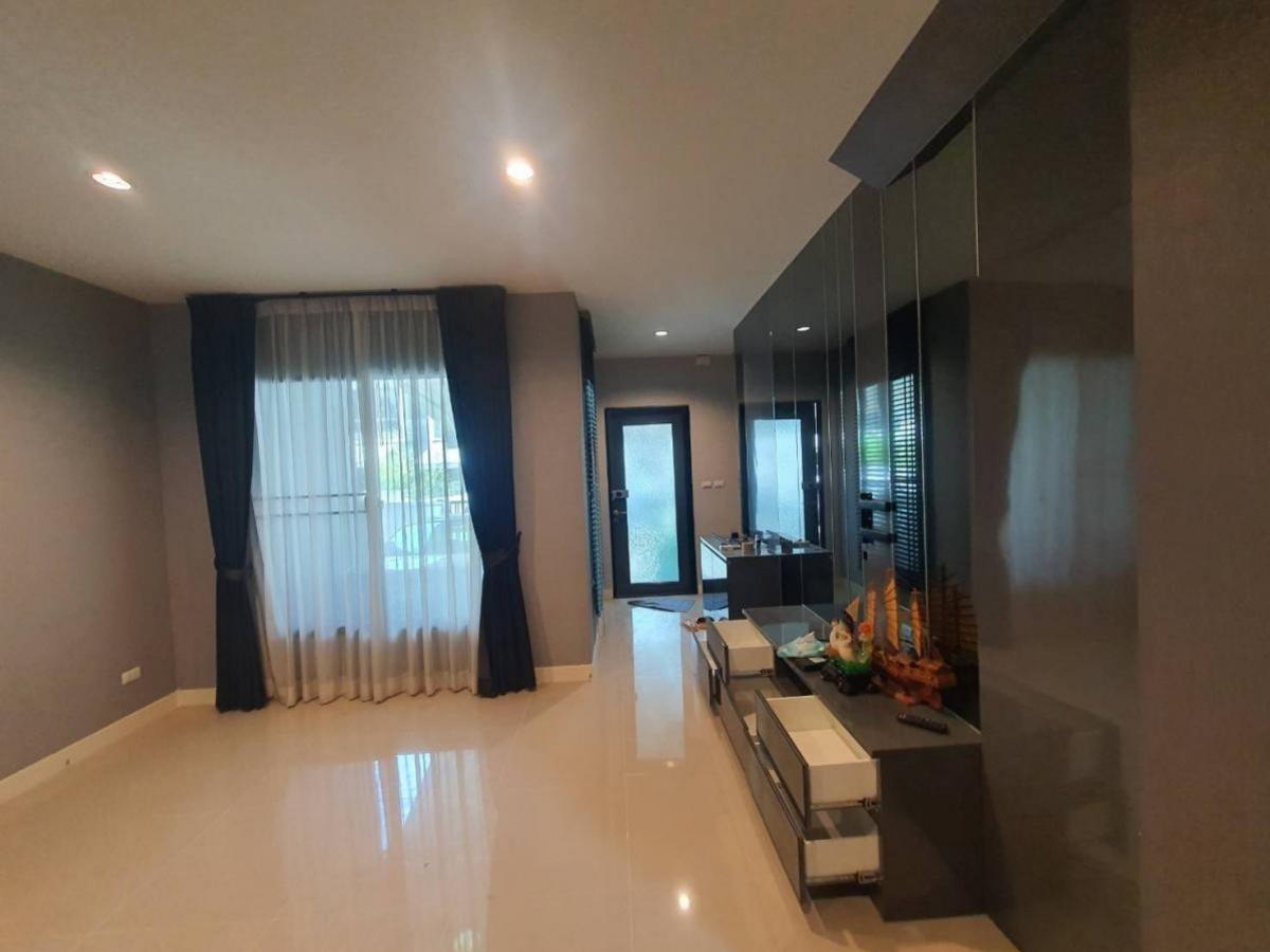 ขายทาวน์โฮมสมุทรปราการ สำโรง : New Home Full furnished Ready to move in Pleno Sukhumvit-Bangna > Fully Furnished, Ready to move in.> Type: 3 Bed 2 Bath> Wallpapers & Built-in furniture> Land: 19 Sqw> Useable area: 125 Sqm. > For Sale 3.49 M.> Booking for Visit