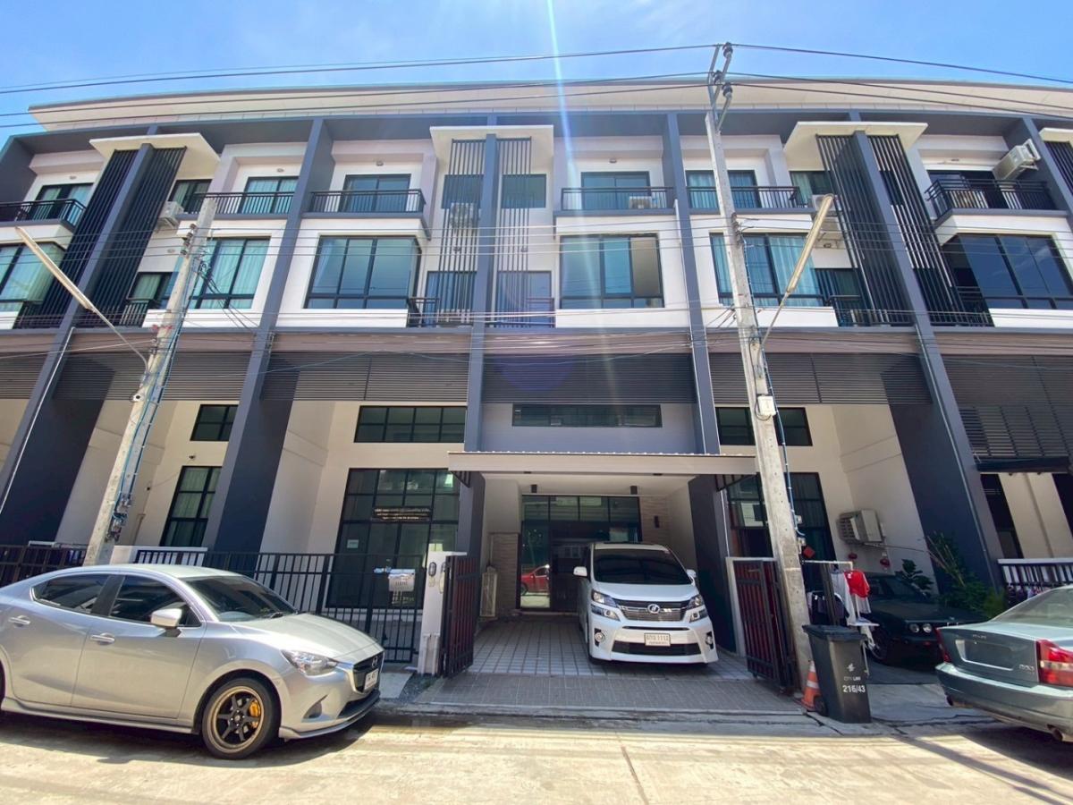 ให้เช่าทาวน์โฮมพัฒนาการ ศรีนครินทร์ : ขาย Town Home 3 ชั้นครึ่ง เนื้อที่ 20.6 ตารางวา 
