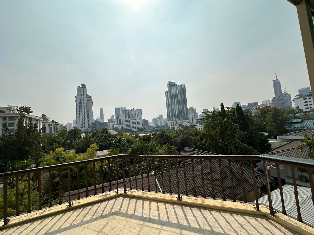 For SaleCondoSukhumvit, Asoke, Thonglor : Duplex high celing for sale, with fantastic view, very cozy living  The Cadogan Private Residence (Sukhumvit 39)