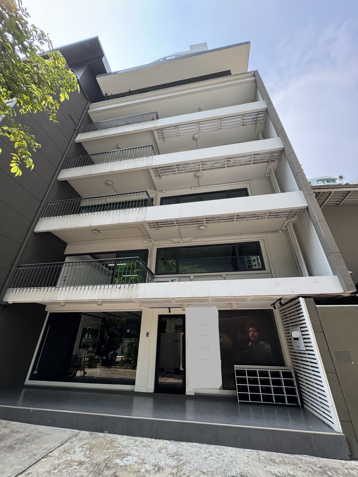 For RentRetail SpaceSukhumvit, Asoke, Thonglor : 📢 Renovated Space for Rent at Asoke. Walking to BTS & MRT only 5 minutes. Suitable for business ** NO CO-AGENT ** 