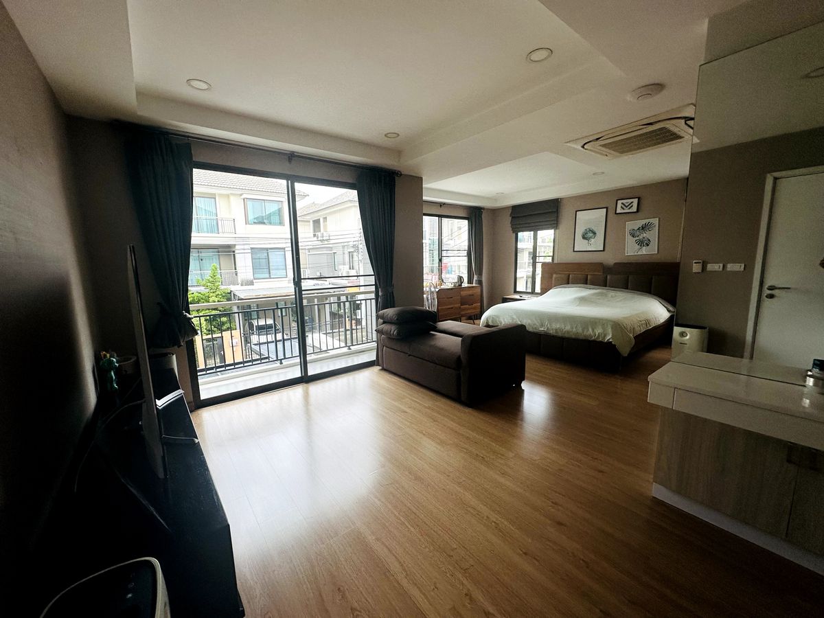 HousePattanakan, Srinakarin : Luxury 3-Storey Home for Sell  – Fully Furnished and Ready to Move In