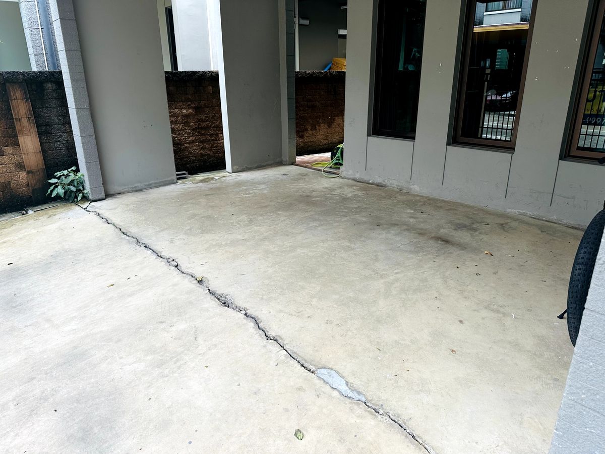 HousePattanakan, Srinakarin : Luxury 3-Storey Home for Sell  – Fully Furnished and Ready to Move In