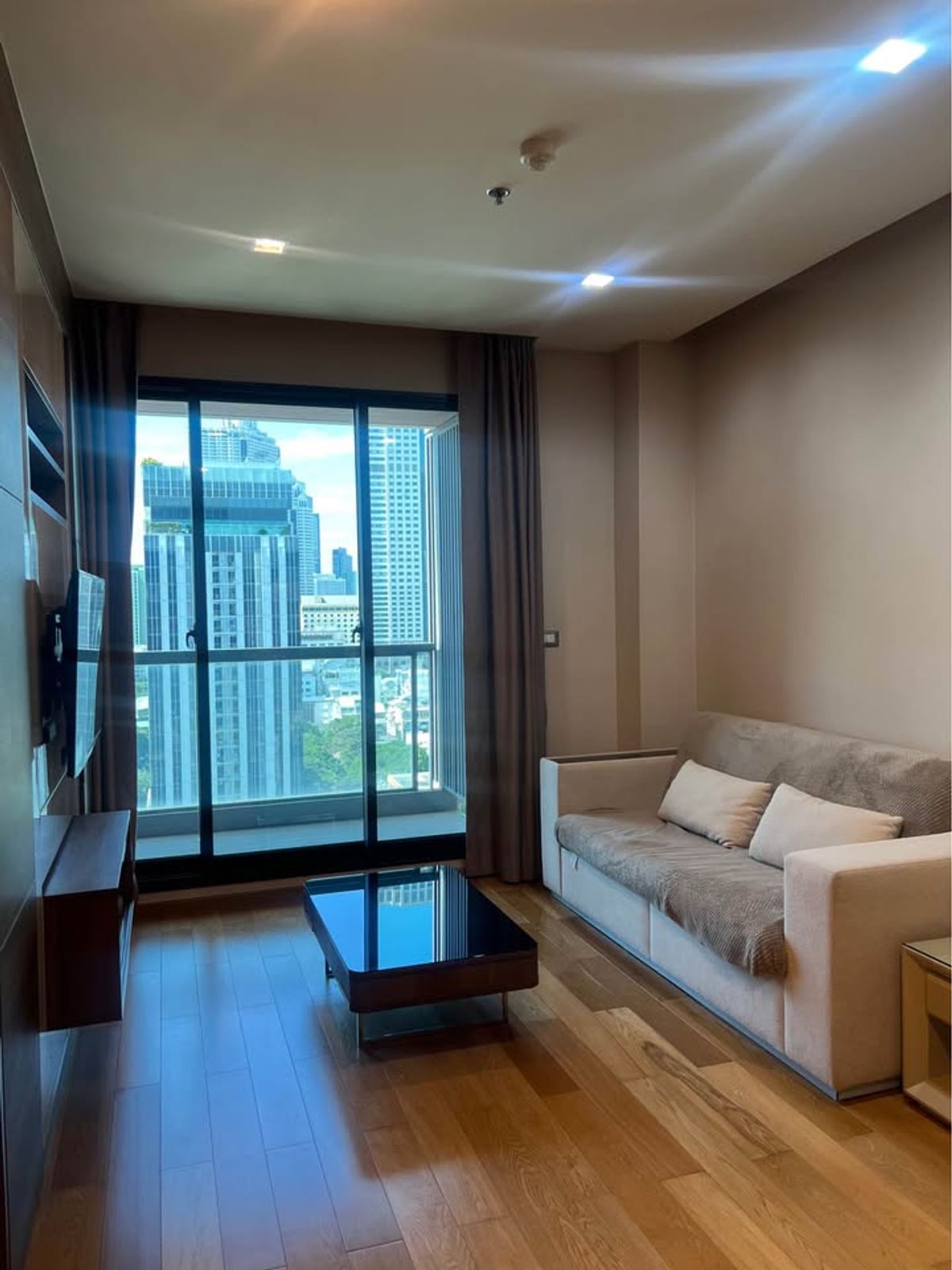 ให้เช่าคอนโดสีลม ศาลาแดง บางรัก : 🌇 ให้เช่าคอนโดหรูพร้อมอยู่ 1 ห้องนอน  เฟอร์ครบ มีจากุซซี่ เหมาะสำหรับอยู่คนเดียวหรือคู่รัก ใกล้ BTS เซนต์หลุยส์