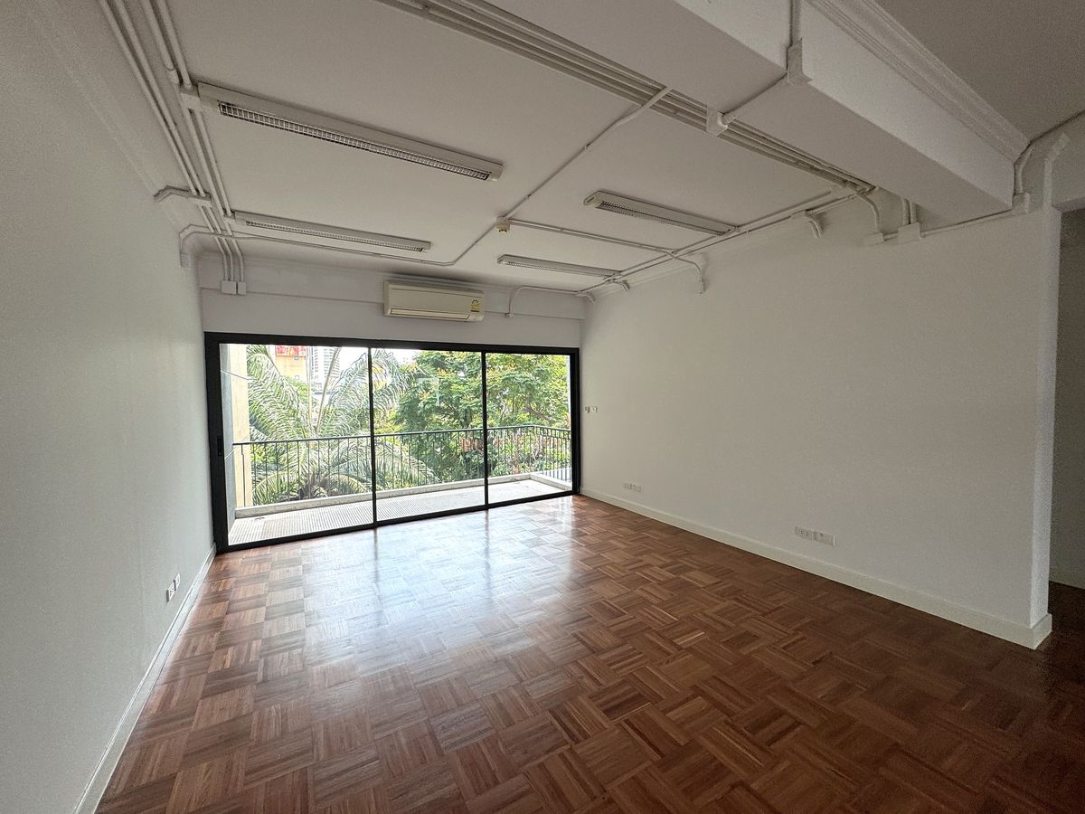 For RentRetail SpaceSukhumvit, Asoke, Thonglor : 📢 Renovated Space for Rent at Asoke. Walking to BTS & MRT only 5 minutes. Suitable for business ** NO CO-AGENT ** 