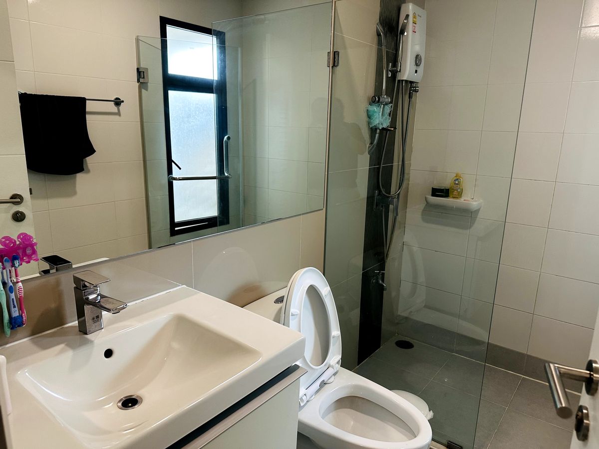 HousePattanakan, Srinakarin : Luxury 3-Storey Home for Sell  – Fully Furnished and Ready to Move In