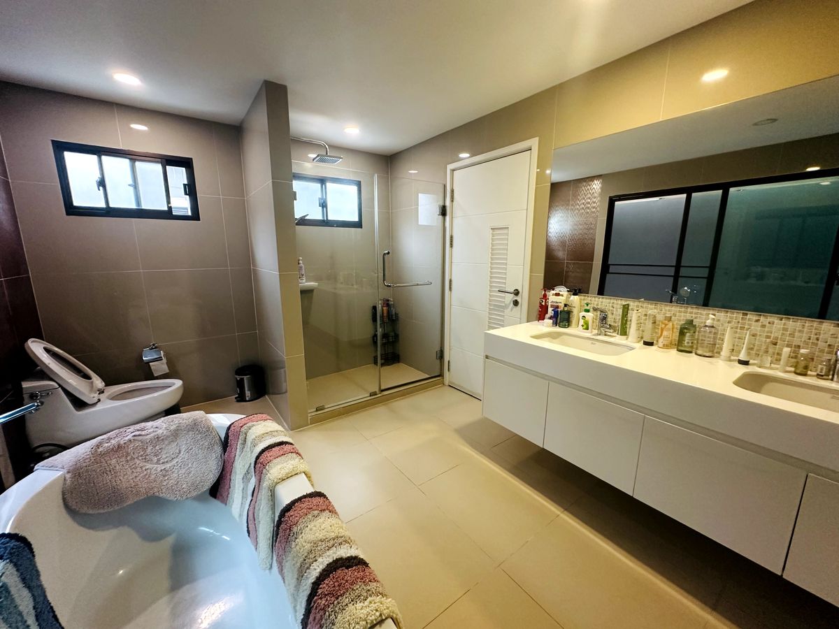 HousePattanakan, Srinakarin : Luxury 3-Storey Home for Sell  – Fully Furnished and Ready to Move In