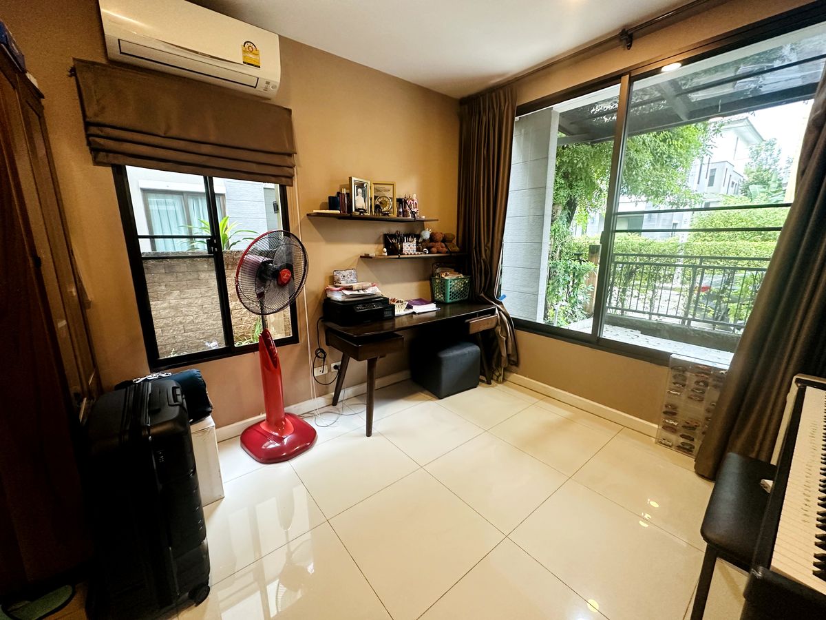HousePattanakan, Srinakarin : Luxury 3-Storey Home for Sell  – Fully Furnished and Ready to Move In