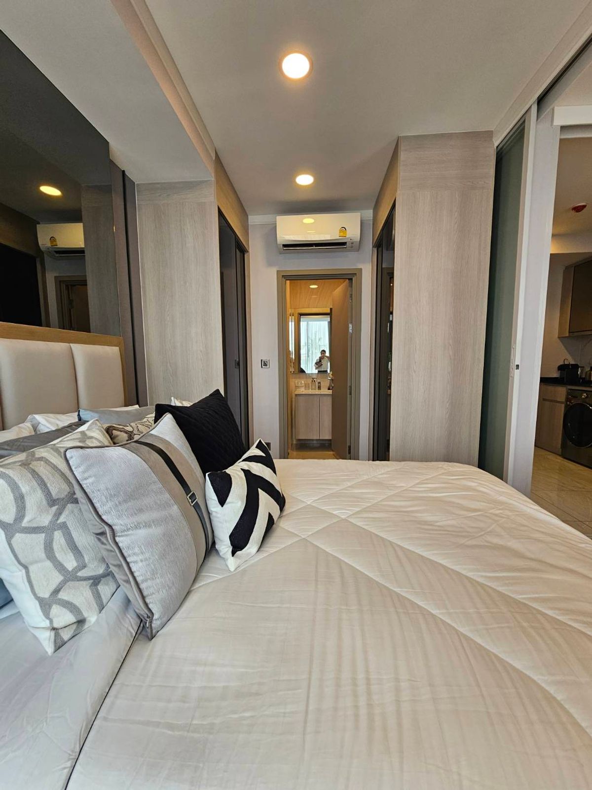 ขายคอนโดสุขุมวิท อโศก ทองหล่อ : ห้องราคาดีสุด 1 นอน ย่านทองหล่อ-เอกมัย เข้าออกได้ทั้งสุขุมวิท และ เพชรบุรี  081-245-7349