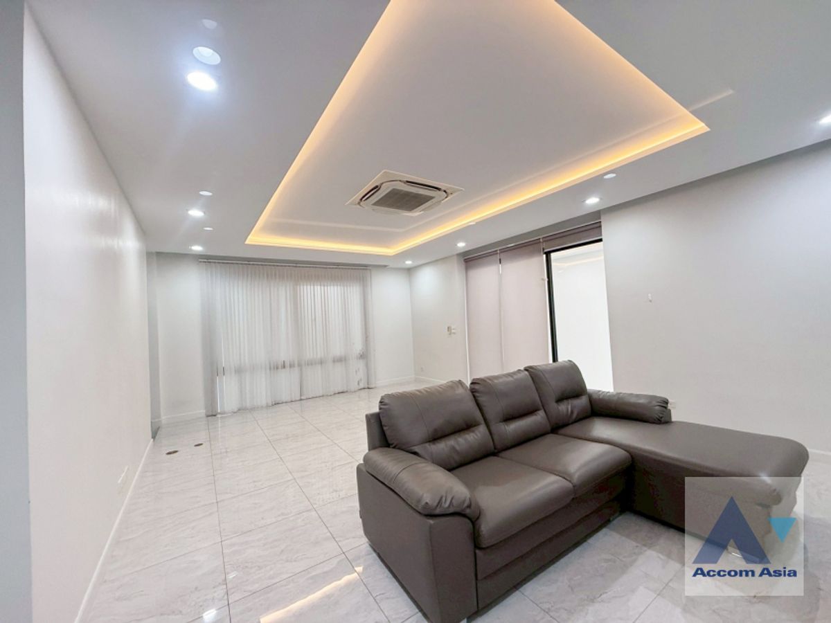 ให้เช่าทาวน์โฮมสุขุมวิท อโศก ทองหล่อ : Home Office, Newly renovated Newly renovated townhouse 5 beds for rent in Sukhumvit (AA43569)