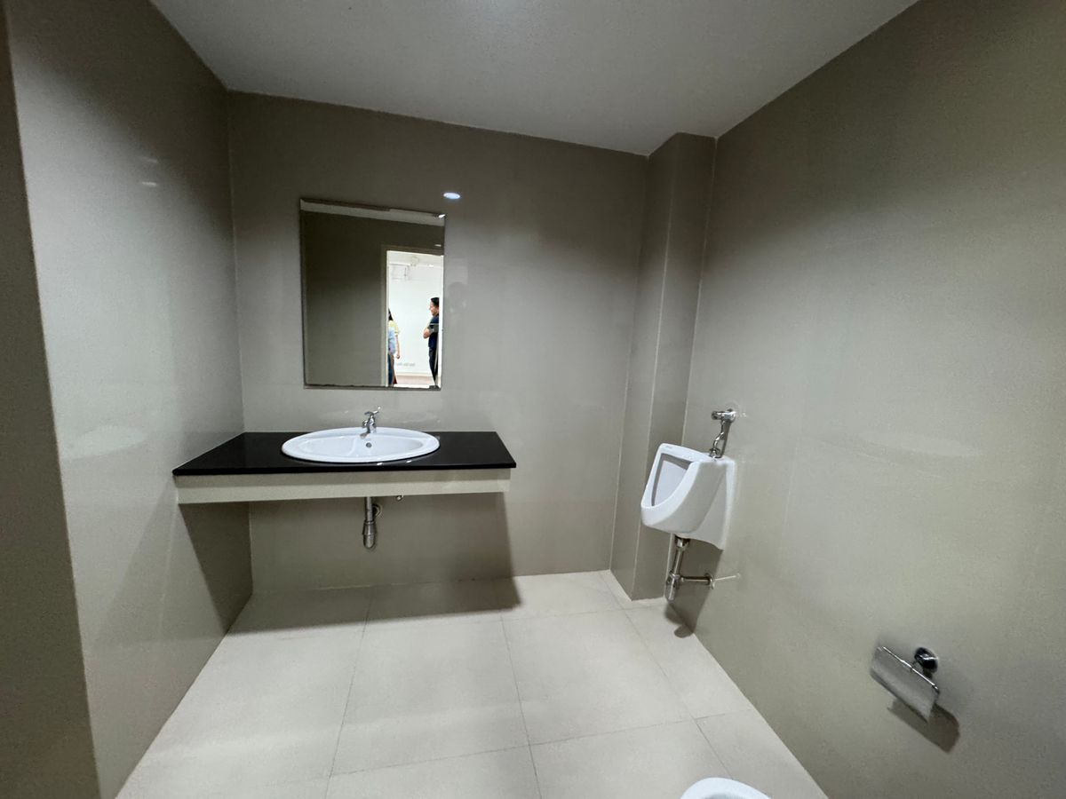 For RentRetail SpaceSukhumvit, Asoke, Thonglor : 📢 Renovated Space for Rent at Asoke. Walking to BTS & MRT only 5 minutes. Suitable for business ** NO CO-AGENT ** 