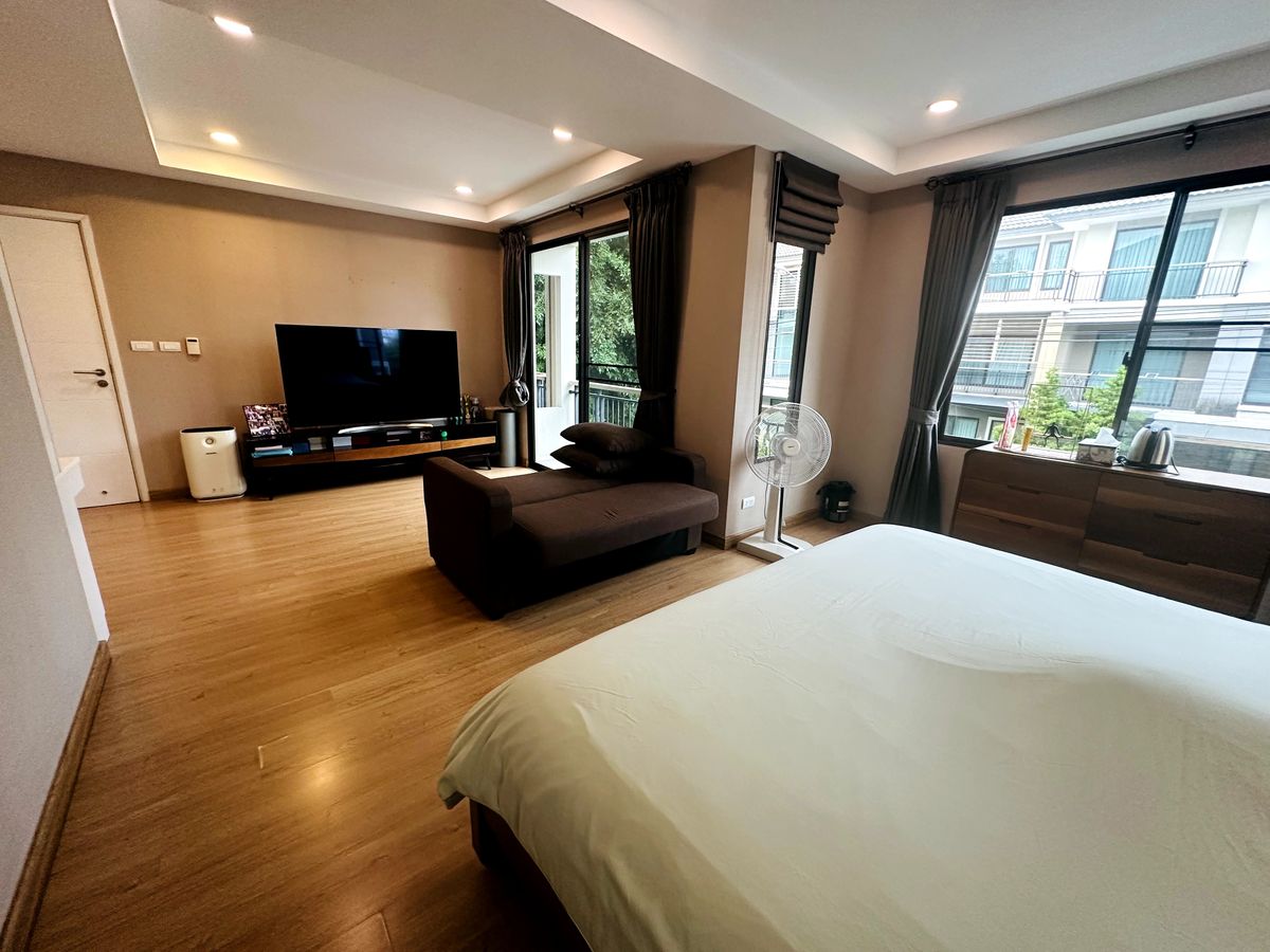 HousePattanakan, Srinakarin : Luxury 3-Storey Home for Sell  – Fully Furnished and Ready to Move In