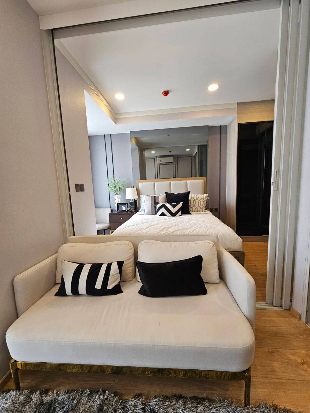 ขายคอนโดสุขุมวิท อโศก ทองหล่อ : ห้องราคาดีสุด 1 นอน ย่านทองหล่อ-เอกมัย เข้าออกได้ทั้งสุขุมวิท และ เพชรบุรี  081-245-7349