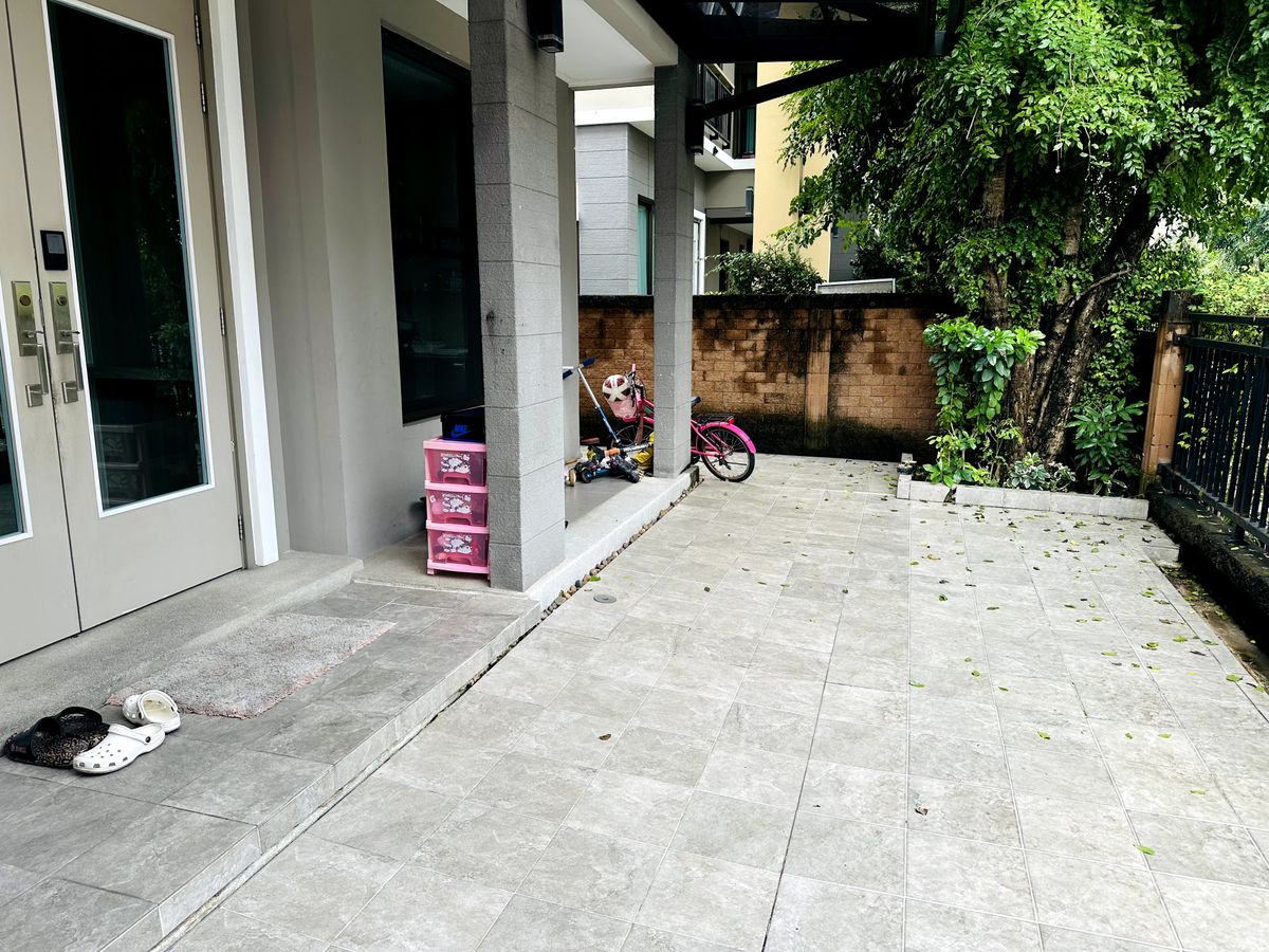 HousePattanakan, Srinakarin : Luxury 3-Storey Home for Sell  – Fully Furnished and Ready to Move In