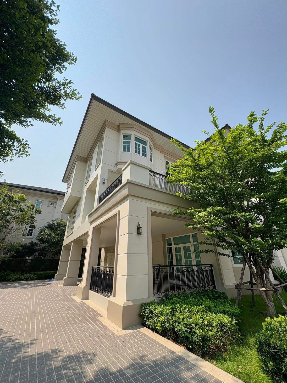 ขายบ้านเลียบทางด่วนรามอินทรา : ❖ Spacious House ❖ บ้านเดี่ยว 2 ชั้น | ขนาดที่ดิน 207.60 ตร.ว. พื้นที่ใช้สอย 897.54 ตร.ม. | 3 ห้องนอน 5 ห้องน้ำ 6 ที่จอดรถ | ใกล้ CDC