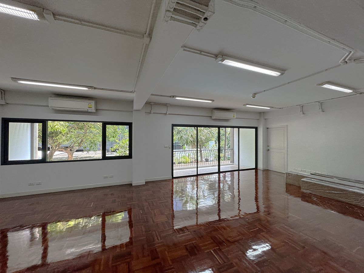 For RentRetail SpaceSukhumvit, Asoke, Thonglor : 📢 Renovated Space for Rent at Asoke. Walking to BTS & MRT only 5 minutes. Suitable for business ** NO CO-AGENT ** 