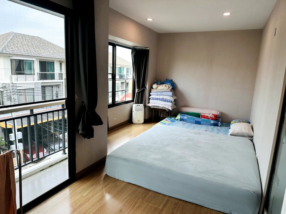 HousePattanakan, Srinakarin : Luxury 3-Storey Home for Sell  – Fully Furnished and Ready to Move In