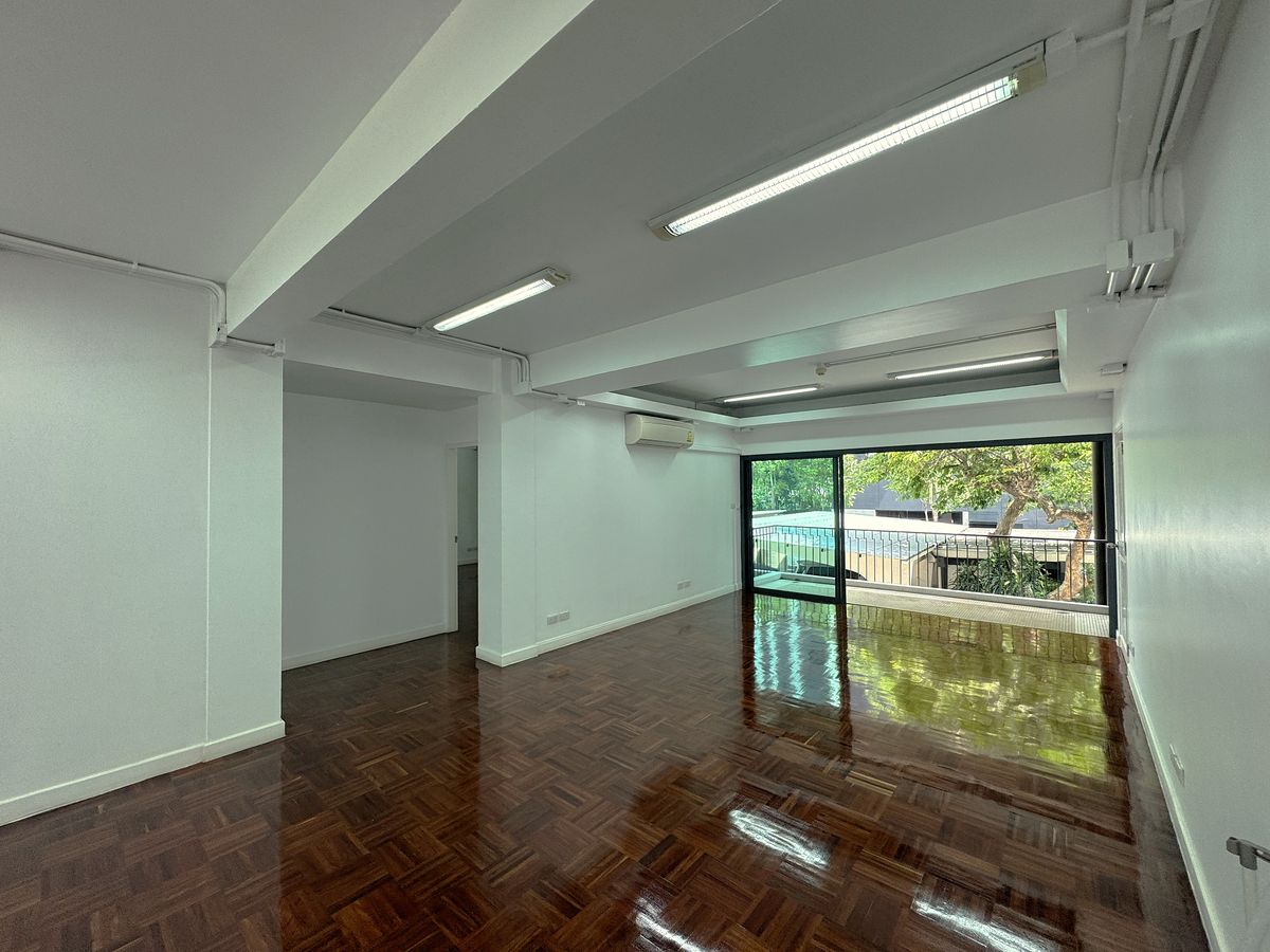 For RentRetail SpaceSukhumvit, Asoke, Thonglor : 📢 Renovated Space for Rent at Asoke. Walking to BTS & MRT only 5 minutes. Suitable for business ** NO CO-AGENT ** 
