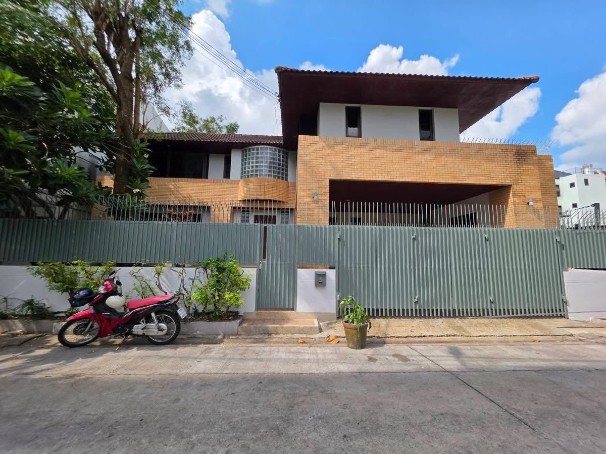 For RentHouseRatchadapisek, Huaikwang, Suttisan : 2 -story house for rent, 20 June Road, Ratchada 18 Air Furniture There are 3 bedrooms, 1 multi -purpose room, 3 bathrooms, 1 housewife. Rental price 60,000 baht per month