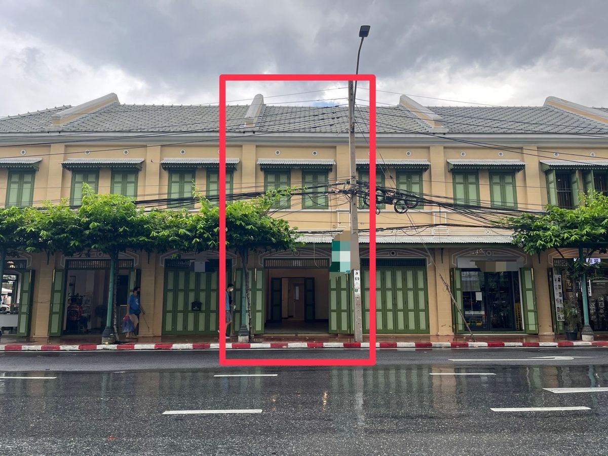 For RentShop HouseYaowarat, Banglamphu : Renting a commercial building, a commercial building next to a good location, foreign tourists, Yaowarat area and MRT Sam Yot 700 meters, near Mega, Steel Bridge and Little Market.