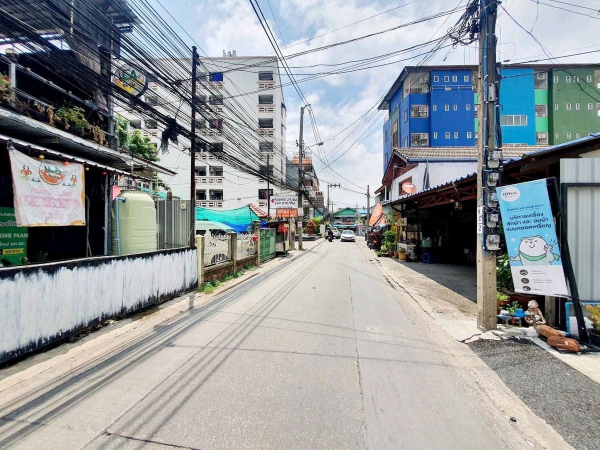 For SaleLandLadprao101, Happy Land, The Mall Bang Kapi : Land for sale, filling, area 333 sq.w. 
 Lat Phrao 101 Road, Soi 38, near BTS Lat Phrao 101 Station #Lat Phrao Land 
 
