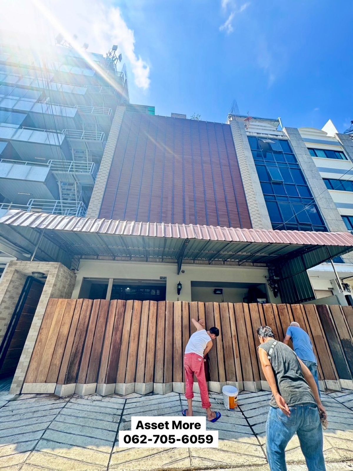 For RentTownhomeSukhumvit, Asoke, Thonglor : Rent a 4 and a half townhome (rely on renovations) in good condition Strong structure, Soi Sukhumvit, near BTS Thonglor, Khlong Tan Subdistrict, Khlong Toei District, near BT Can penetrate the Rama IV side Suitable for office, spa and residence 
 
