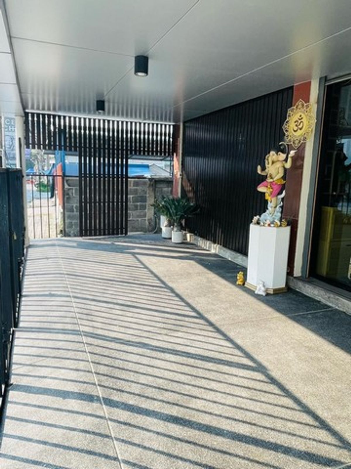 ขายอาคารพาณิชย์พัทยา บางแสน ชลบุรี สัตหีบ : อาคารสำนักงาน 2 คูหา ตรงข้ามเซ็นทรัลชลบุรี! ทำเลนี้...ปล่อยเช่าก็ปัง เปิดธุรกิจก็รุ่ง! 💼  อาคารพาณิชย์ 3 ชั้น ใกล้สุขุมวิท ทำเลพรีเมียมที่นักลงทุนไม่ควรมองข้าม!