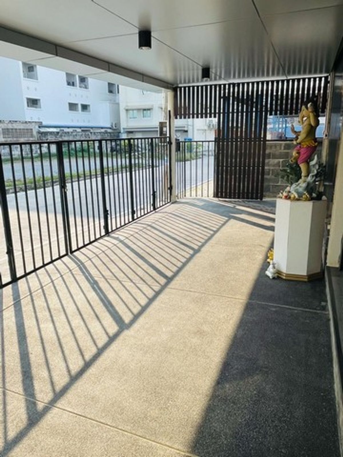 ขายอาคารพาณิชย์พัทยา บางแสน ชลบุรี สัตหีบ : อาคารสำนักงาน 2 คูหา ตรงข้ามเซ็นทรัลชลบุรี! ทำเลนี้...ปล่อยเช่าก็ปัง เปิดธุรกิจก็รุ่ง! 💼  อาคารพาณิชย์ 3 ชั้น ใกล้สุขุมวิท ทำเลพรีเมียมที่นักลงทุนไม่ควรมองข้าม!