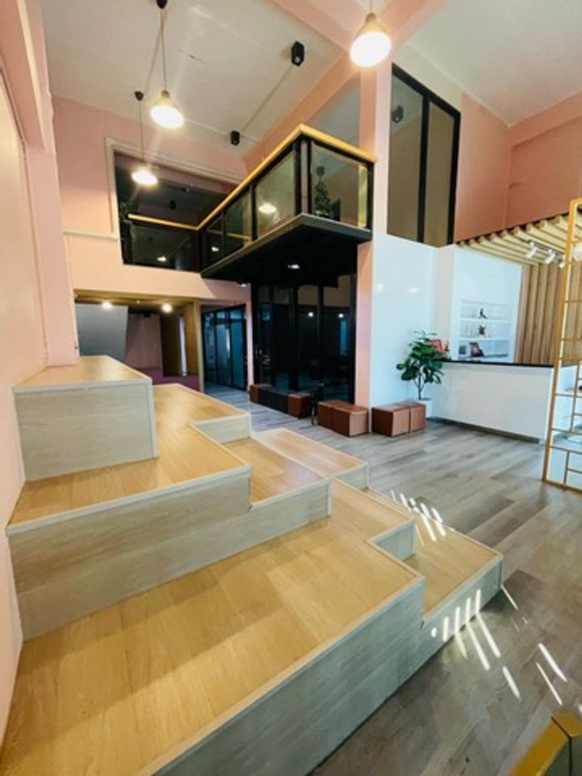 ขายอาคารพาณิชย์พัทยา บางแสน ชลบุรี สัตหีบ : อาคารสำนักงาน 2 คูหา ตรงข้ามเซ็นทรัลชลบุรี! ทำเลนี้...ปล่อยเช่าก็ปัง เปิดธุรกิจก็รุ่ง! 💼  อาคารพาณิชย์ 3 ชั้น ใกล้สุขุมวิท ทำเลพรีเมียมที่นักลงทุนไม่ควรมองข้าม!