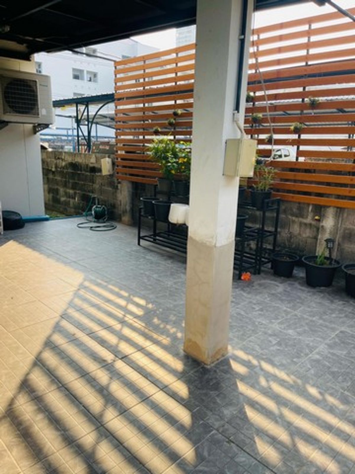 ขายอาคารพาณิชย์พัทยา บางแสน ชลบุรี สัตหีบ : อาคารสำนักงาน 2 คูหา ตรงข้ามเซ็นทรัลชลบุรี! ทำเลนี้...ปล่อยเช่าก็ปัง เปิดธุรกิจก็รุ่ง! 💼  อาคารพาณิชย์ 3 ชั้น ใกล้สุขุมวิท ทำเลพรีเมียมที่นักลงทุนไม่ควรมองข้าม!