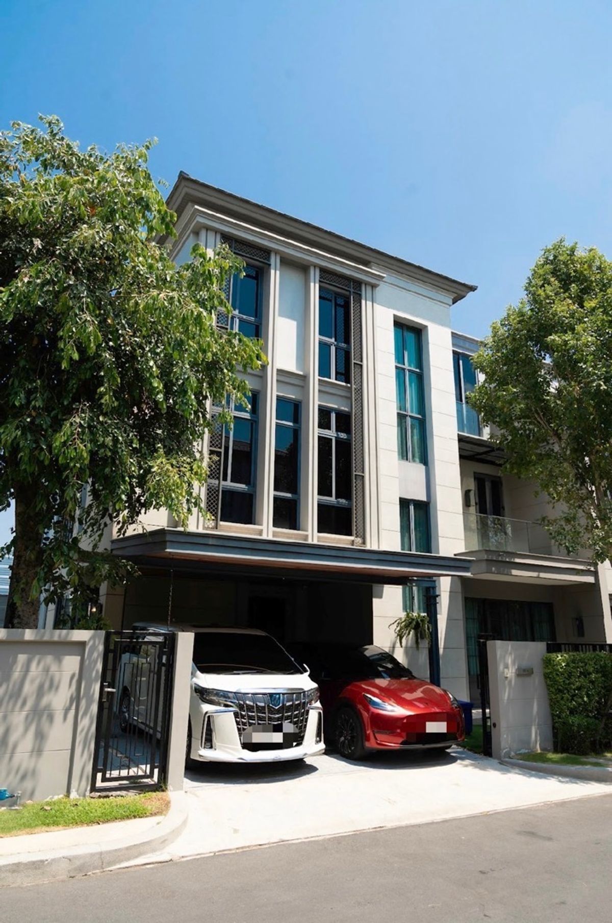 ขายทาวน์โฮมลาดกระบัง สุวรรณภูมิ : ✨ ขายด่วน! บ้าน Luxury Duplex Home 3 ชั้น สุดหรู แถมฟรี เฟอร์นิเจอร์ built in ทั้งหลัง และเครื่องใช้ไฟฟ้า แอร์ จำนวน 9 ตัว บ้านสวย สภาพใหม่มาก เจ้าของดูแลเป็นอย่างดี !!
 ใกล้ห้างสรรพสินค้า ซีคอนสแควร์, เมกาบางนา, ใกล้สนามบินสุวรรณภูมิ เดินทางเพียง 25 นาที